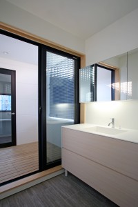 穴のあいた屋根のあるテラス　２階リビングの家　A様邸