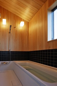 2階建て住宅　木に癒やされる、こだわりの浴室のある家　Ｍ様邸