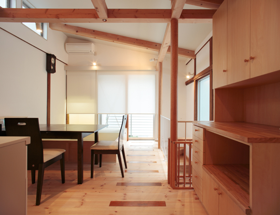２階の廊下にも１階と同じ枕木のデザインが。木目のナチュラルさが部屋になじむ造作家具は収納力もたっぷりです。