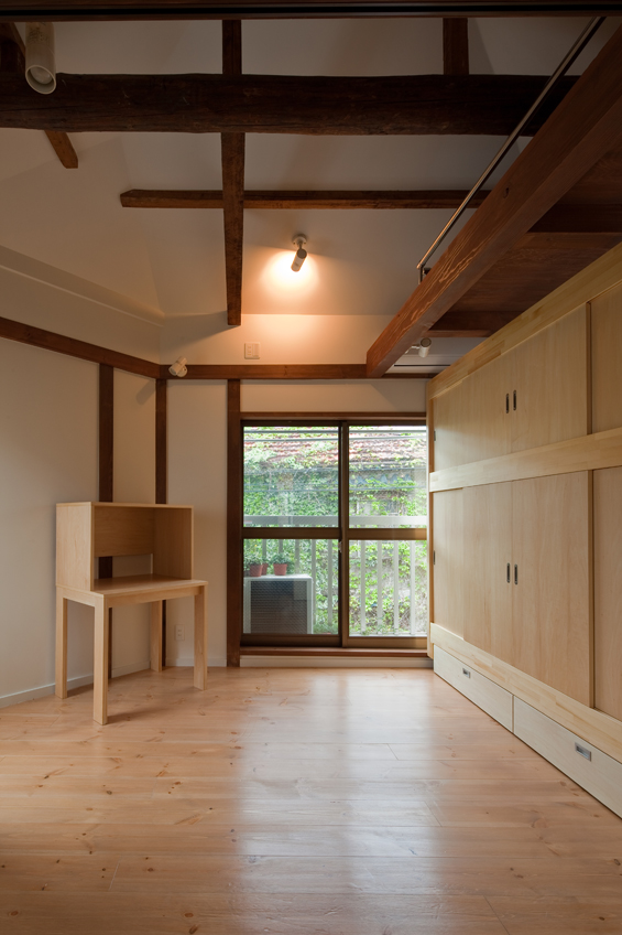 壁のラインに沿う造作家具。インテリアとしても部屋に馴染んでいます。