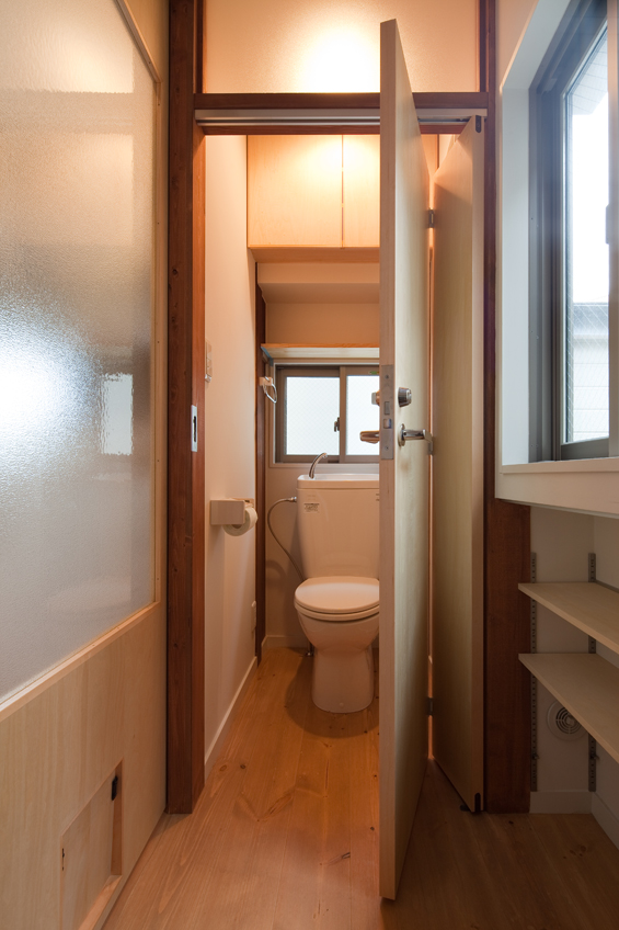 入り口上部にすりガラスを入れ、暗くなりがちなトイレも明るく。