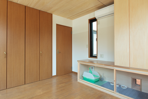 部屋の扉もガラス扉を使うことで、取り込んだ光を奥まで届けます。