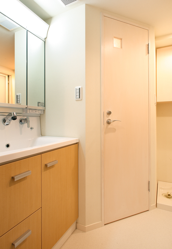 限られたスペースを最大限に活用した洗面所とトイレの間取り。