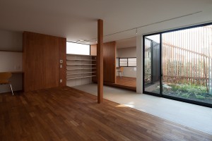 リビングから続くバルコニーが開放的なモダンデザイン住宅：横浜市H様邸