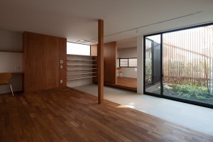 リビングから続くバルコニーが開放的なモダンデザイン住宅：横浜市H様邸