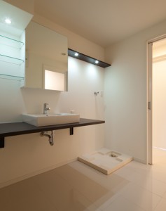 マンションリフォーム：白を基調とした明るいデザインとシックに洗練された上質リフォーム
