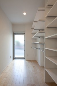 デザイン性に富んだ異なる種類のキッチンを設けたアパート：新宿区 カトルアンジェ